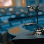 Símbolo que representa a justiça em uma mesa