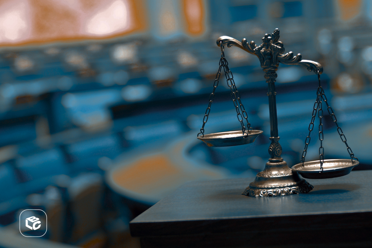 Símbolo que representa a justiça em uma mesa