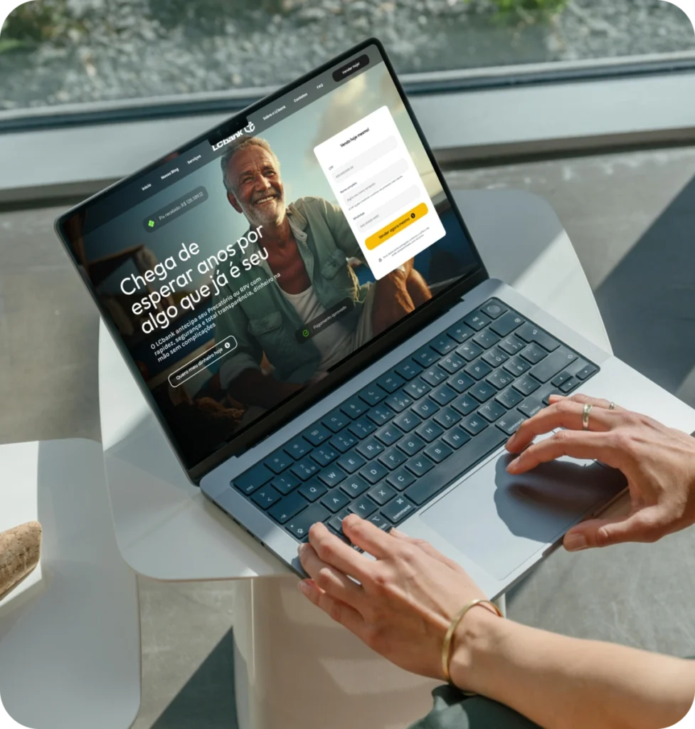 Pessoa usando laptop com LCbank no ecrã e texto "Chega de esperar anos