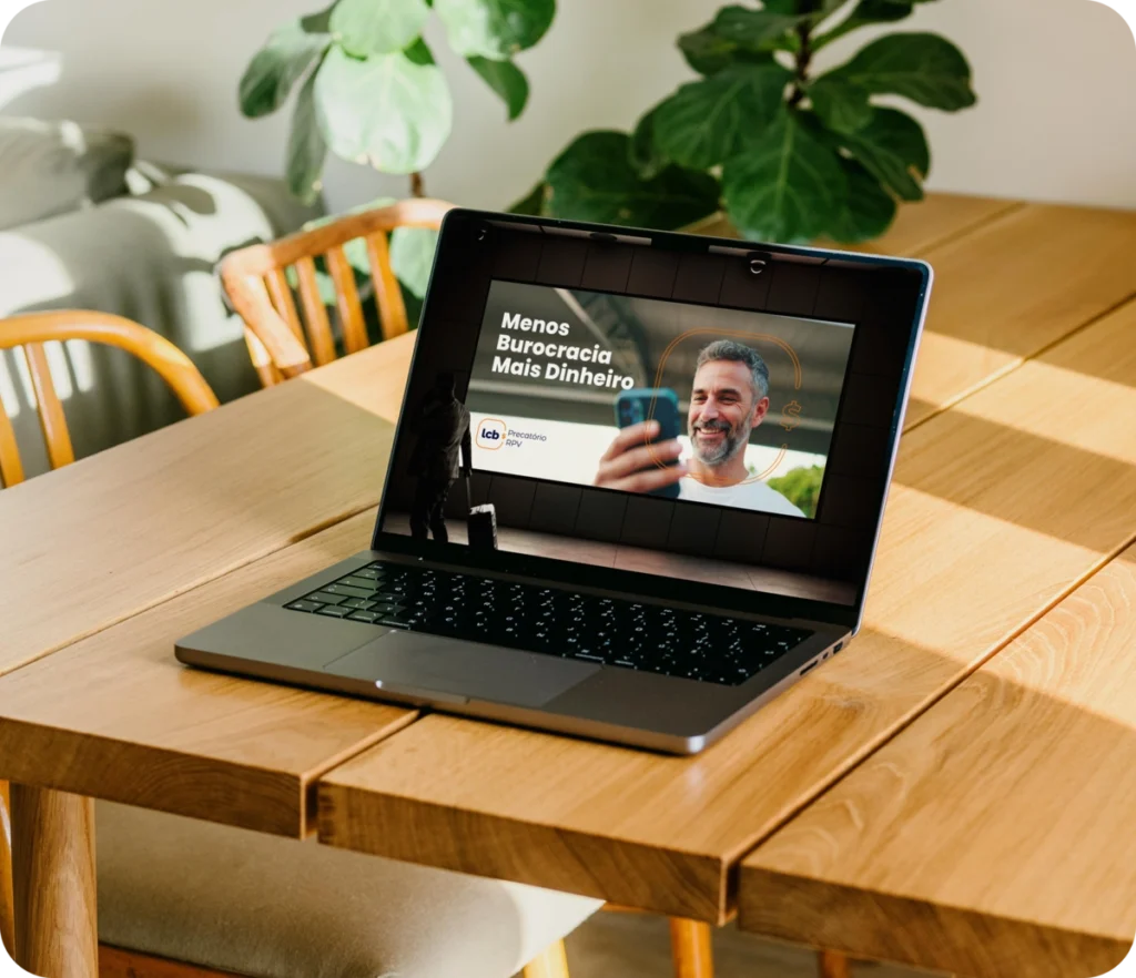 Laptop com tela exibindo vídeo sobre menos burocracia e mais dinheiro LCbank
